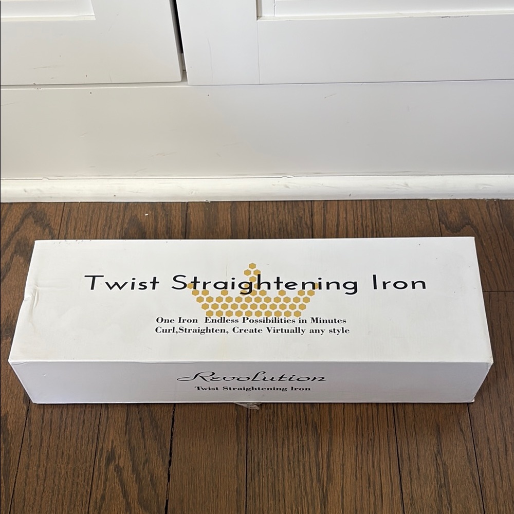 Revolution Twist Straightening Iron in White
